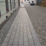 Rekonstrukce ulice Kostelní v Ostravě. Žulová řezaná dlažba a dlažební kostky.